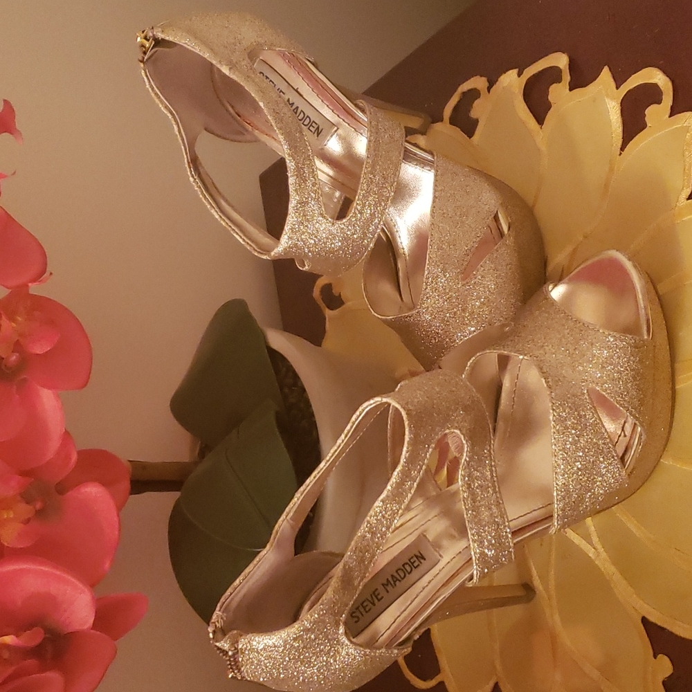 Gold glitter Steve Madden heels.